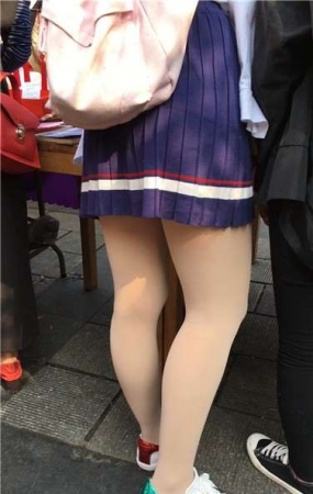 街拍丝足美腿短裙原样鞋小学妹