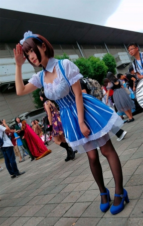 女仆装cosplay的街拍黑丝蓝色高跟鞋美少女