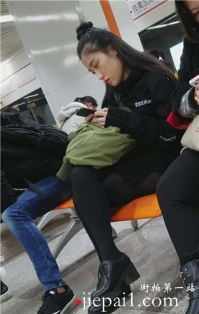 4k-高铁站候车室拍摄美腿黑丝小清新女神姐姐。