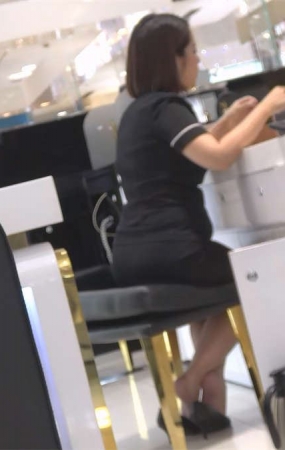 玩鞋子的少妇