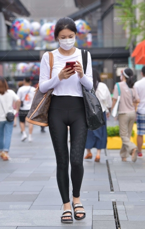 黑色紧身裤美女