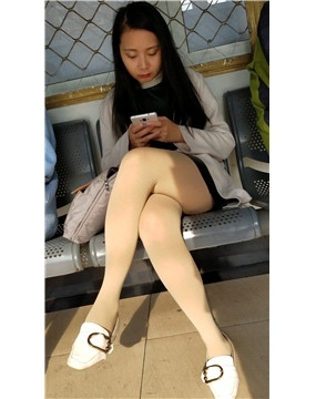 街拍小清纯丝袜美腿气质漂亮小姐姐