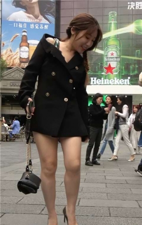 性感高跟长腿黑外套街拍美女 [1.01 GB/MP4]