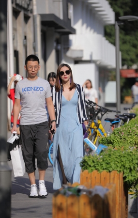 蓝色V领长裙美女
