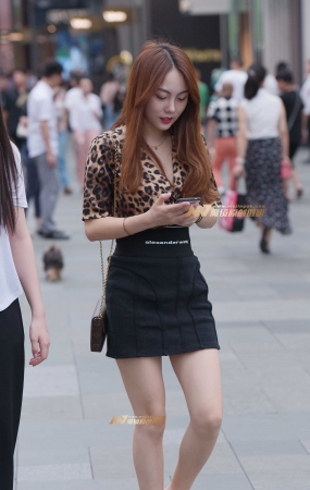 短裙长腿美女