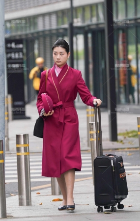 25最新空姐街拍-深入南航基地拍摄-喜欢被发现的眼神