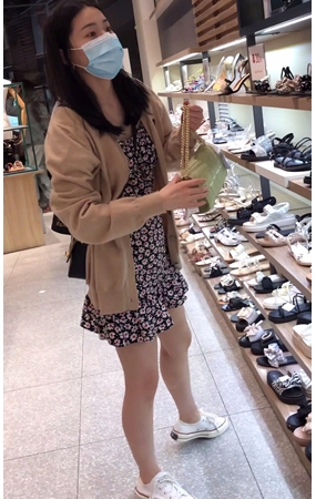 选鞋的美女