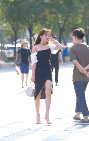 漂亮的黑色长裙美女