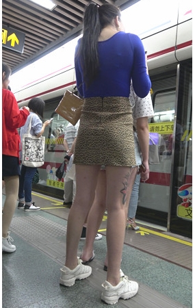 地铁上的豹纹高腰裙美女