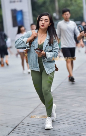 丰满瑜珈裤美眉 活力四射
