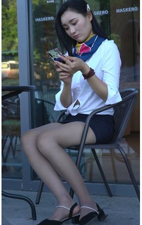 漂亮的黑丝美女