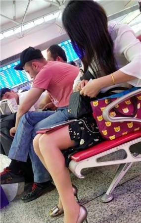 4k超清，美腿高跟鞋小姐姐翻找车票？
