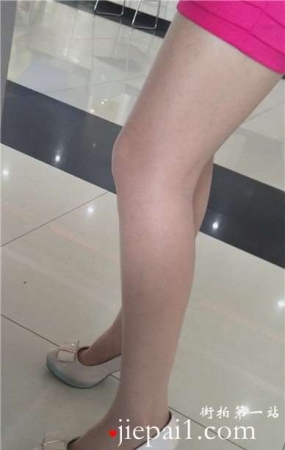 街拍美腿高跟鞋包臀裙性感美女。