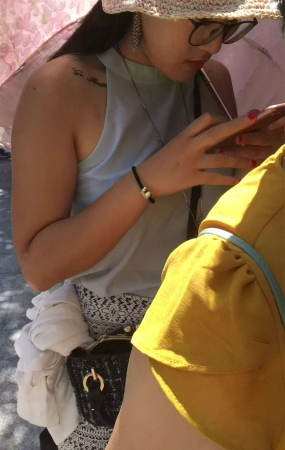 排队的无袖衬衫眼镜妹