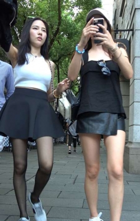4k-白T恤短裙黑丝袜丰满街拍美女 [1.12 GB]