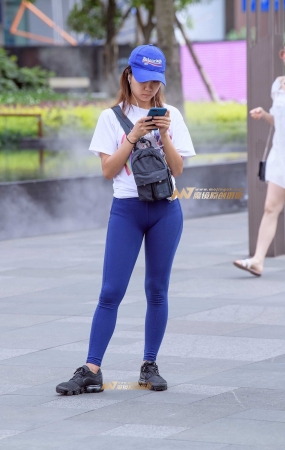 蓝色紧身运动裤美女