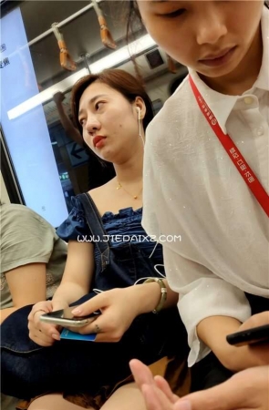 热裤大长腿美女 真迷人