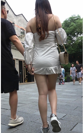漂亮的白嫩丰满美腿小姐姐