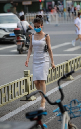 白色包臀裙妹子