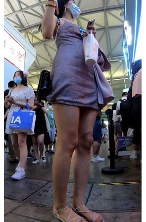 独自逛街热裤美女