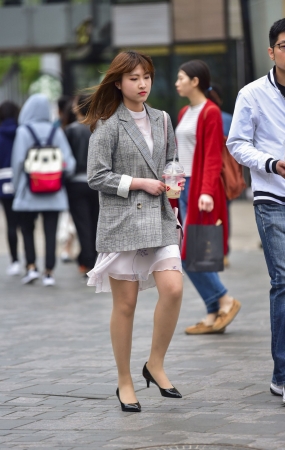 美眉的肉丝小高跟喜欢吗