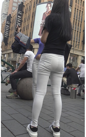 白色紧身裤美女