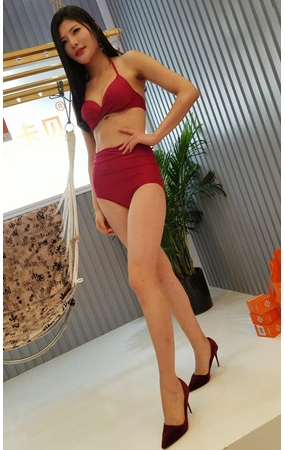 红色高腰比基尼小姐姐