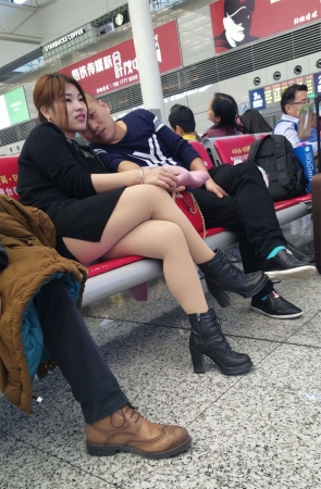 肉色丝袜高跟皮鞋少妇高铁站等车