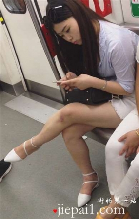 地铁上极品美腿美女，你膝盖上的伤还好吧。