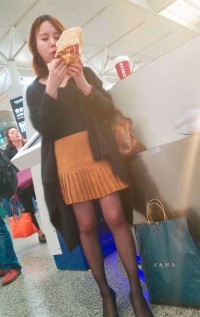 黑丝高跟鞋美女吃东西