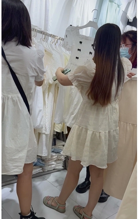 买衣服的妹子