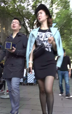 极品性感街拍黑丝美腿短裙美女