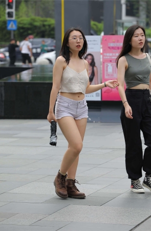 美女,你的热裤还敢在短点吗