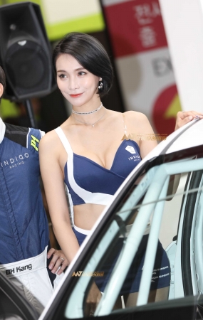 [辉辉赛贴-韩国改装车展]短发漂亮肉丝袜车模