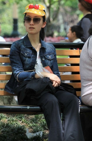 No17 清秀少妇长椅脱鞋，动作已做到淑女范围内的极限