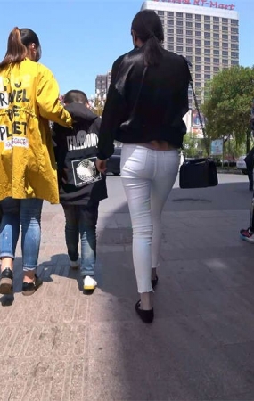 苗条身材紧身白裤美女