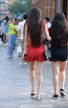 甜美高挑红裙美女