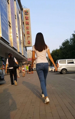 蓝色紧绷牛仔裤性感长发美女