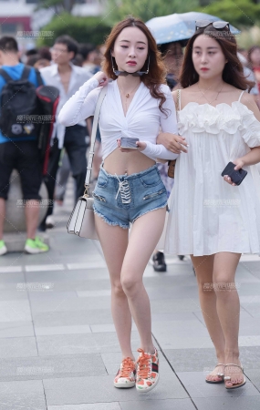 热裤美女
