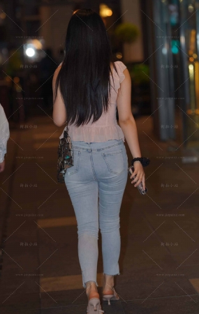 搭讪街拍牛仔裤的素颜美女