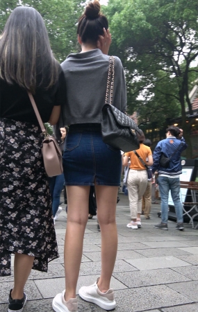 街拍丸子头紧身牛仔裙有范的美女姐姐