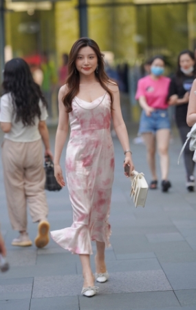 长裙气质美眉
