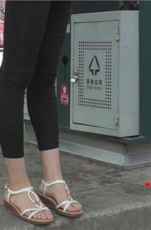 4k-等公车的光脚凉鞋素脚丫眼镜妹。