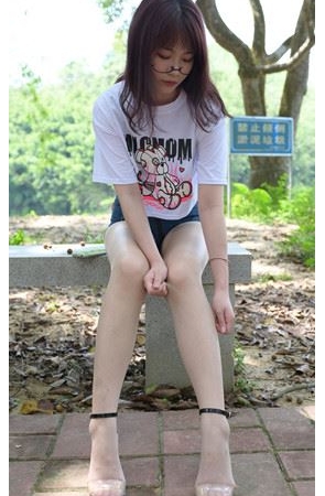 热裤肉丝妹子