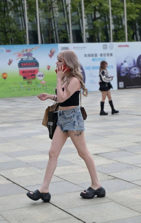 奶白肌肤热裤小姐姐