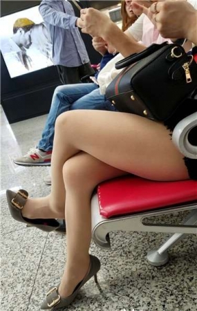 4k超清，候车室自拍的极品丝袜长腿高跟鞋美女
