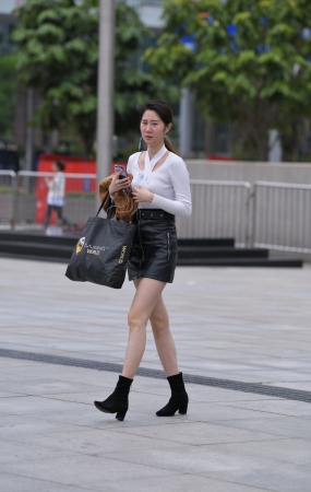 白衣皮短裙美女