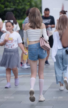 热裤美女