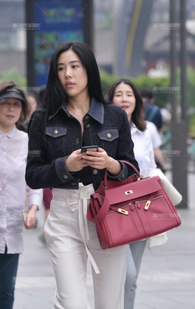 高挑白裤美女