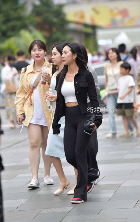 街拍黑色长裤美女
